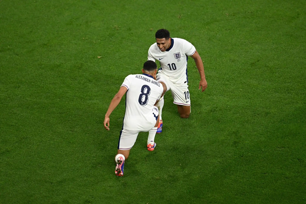 Những ngôi sao Real Madrid từng say mê Barcelona: Chuyến hành trình đầy thú vị